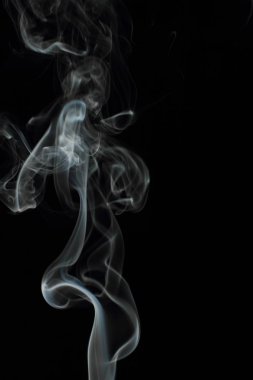 Siyah arkaplanda beyaz duman dokusu