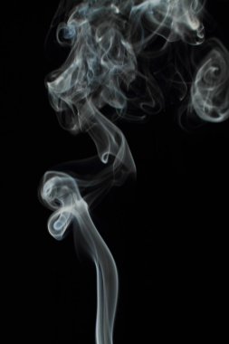 Siyah arkaplanda beyaz duman dokusu