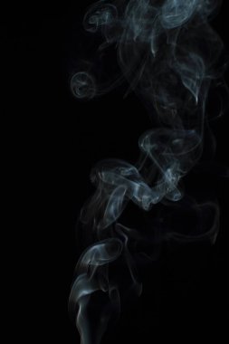 Siyah arkaplanda beyaz duman dokusu