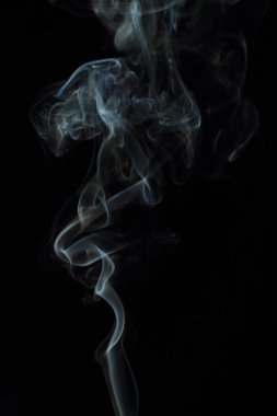 Siyah arkaplanda beyaz duman dokusu