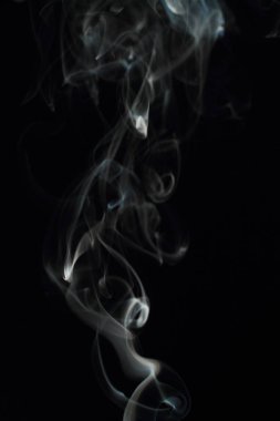 Siyah arkaplanda beyaz duman dokusu