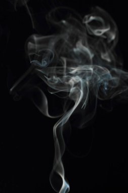 Siyah arkaplanda beyaz duman dokusu