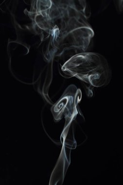 Siyah arkaplanda beyaz duman dokusu