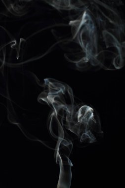 Siyah arkaplanda beyaz duman dokusu