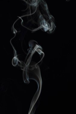 Siyah arkaplanda beyaz duman dokusu