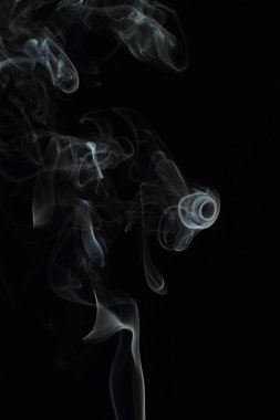 Siyah arkaplanda beyaz duman dokusu