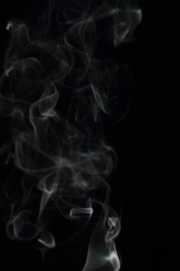 Siyah arkaplanda beyaz duman dokusu