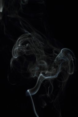 Siyah arkaplanda beyaz duman dokusu