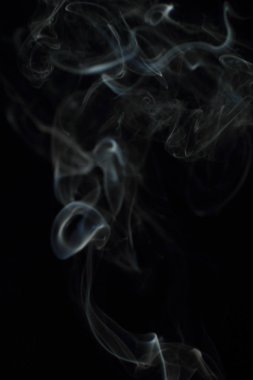 Siyah arkaplanda beyaz duman dokusu