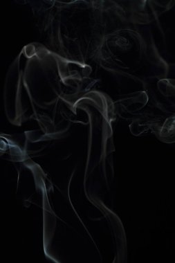 Siyah arkaplanda beyaz duman dokusu