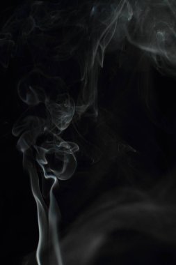 Siyah arkaplanda beyaz duman dokusu