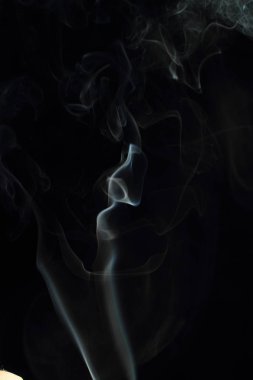 Siyah arkaplanda beyaz duman dokusu