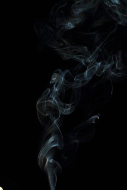 Siyah arkaplanda beyaz duman dokusu