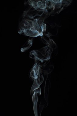 Siyah arkaplanda beyaz duman dokusu