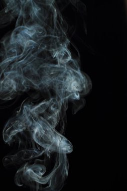 Siyah arkaplanda beyaz duman dokusu