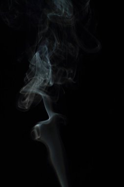 Siyah arkaplanda beyaz duman dokusu