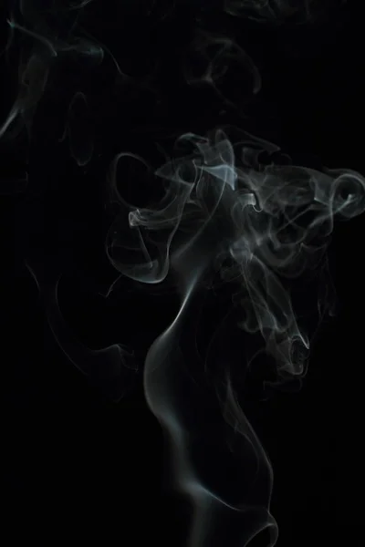 黒の背景に白い煙の質感 — ストック写真