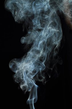 Siyah arkaplanda beyaz duman dokusu