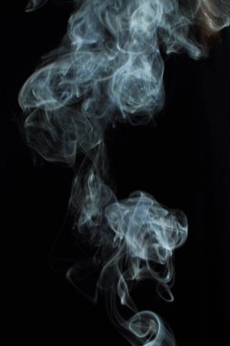 Siyah arkaplanda beyaz duman dokusu