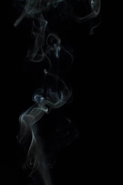 Siyah arkaplanda beyaz duman dokusu