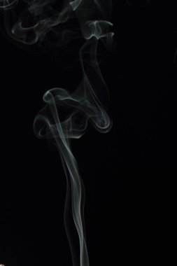Siyah arkaplanda beyaz duman dokusu