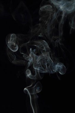 Siyah arkaplanda beyaz duman dokusu