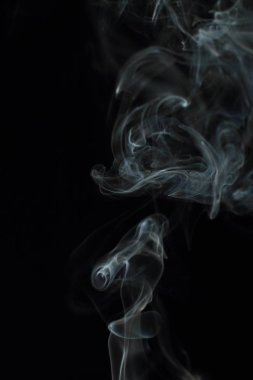 Siyah arkaplanda beyaz duman dokusu