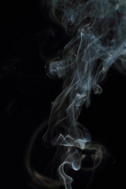 Siyah arkaplanda beyaz duman dokusu