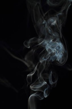 Siyah arkaplanda beyaz duman dokusu