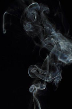 Siyah arkaplanda beyaz duman dokusu