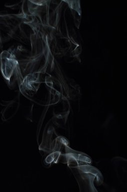 Siyah arkaplanda beyaz duman dokusu