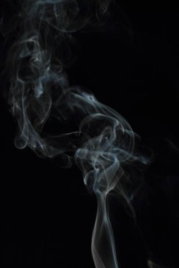 Siyah arkaplanda beyaz duman dokusu