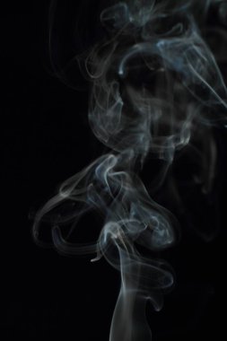Siyah arkaplanda beyaz duman dokusu