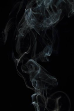 Siyah arkaplanda beyaz duman dokusu