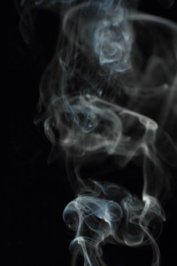 Siyah arkaplanda beyaz duman dokusu