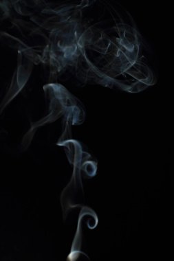 Siyah arkaplanda beyaz duman dokusu