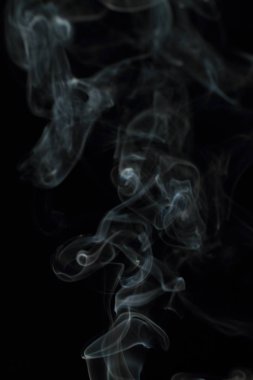 Siyah arkaplanda beyaz duman dokusu