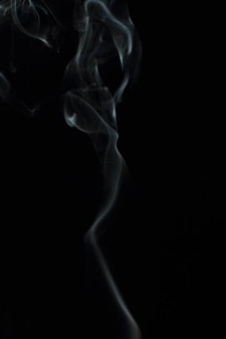 Siyah arkaplanda beyaz duman dokusu