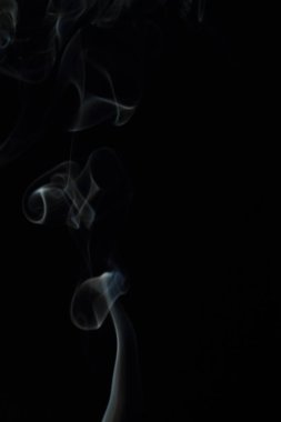 Siyah arkaplanda beyaz duman dokusu