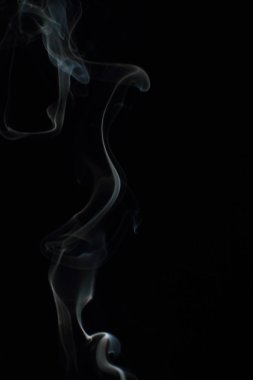 Siyah arkaplanda beyaz duman dokusu