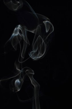 Siyah arkaplanda beyaz duman dokusu