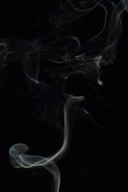 Siyah arkaplanda beyaz duman dokusu