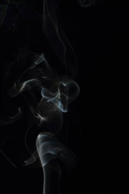 Siyah arkaplanda beyaz duman dokusu