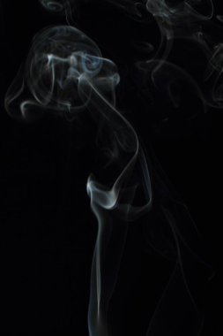 Siyah arkaplanda beyaz duman dokusu