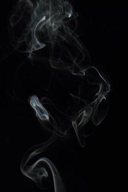 Siyah arkaplanda beyaz duman dokusu