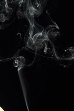 Siyah arkaplanda beyaz duman dokusu