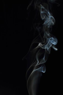 Siyah arkaplanda beyaz duman dokusu