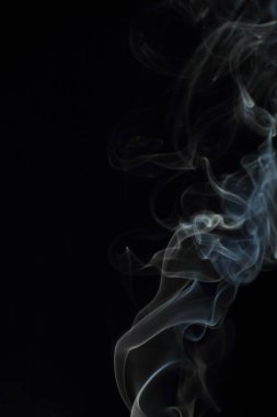 Siyah arkaplanda beyaz duman dokusu