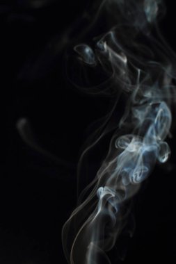 Siyah arkaplanda beyaz duman dokusu