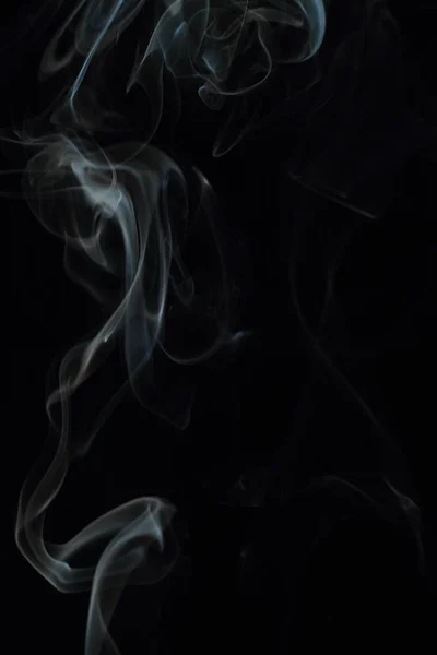 黒の背景に白い煙の質感 — ストック写真